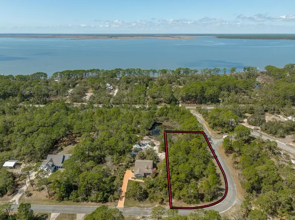 21 Shadow Bay Dr, Eastpoint, FL 32328