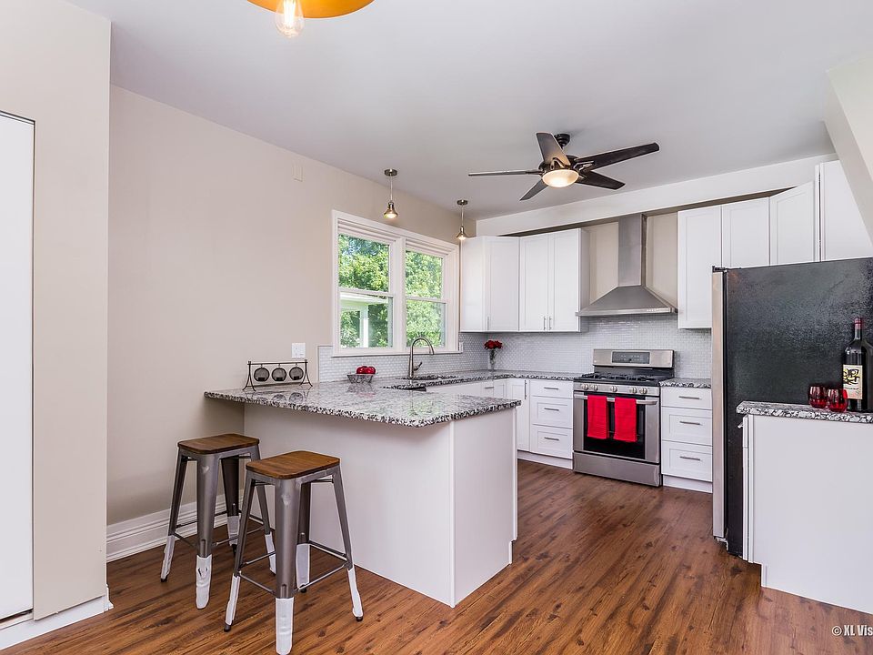 Large penninsula provides ample counter space and extra seating