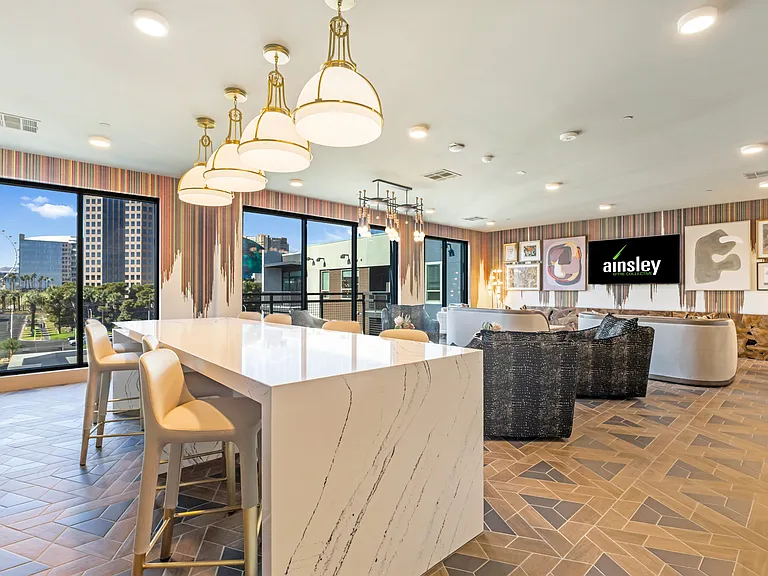 Ainsley at the Collective — Photo 49