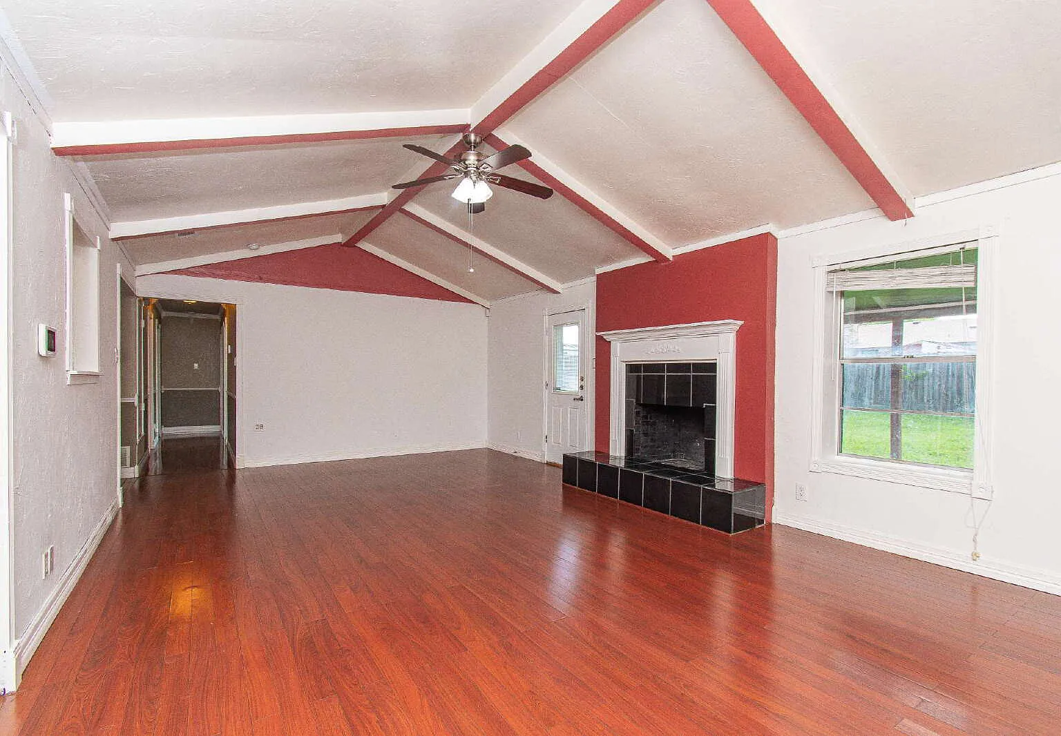 3 bed, 2.0 bath, 1601 sqft, $1,300 — Photo 4