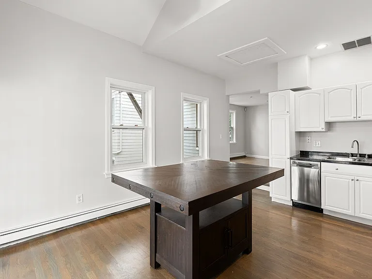 218 W 7th St #2 — Photo 8