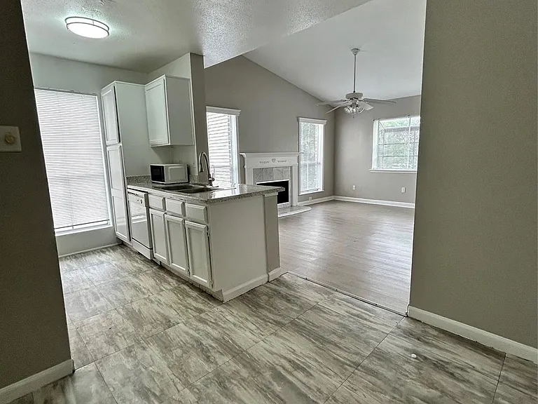 3900 Woodchase Dr #120 — Photo 4