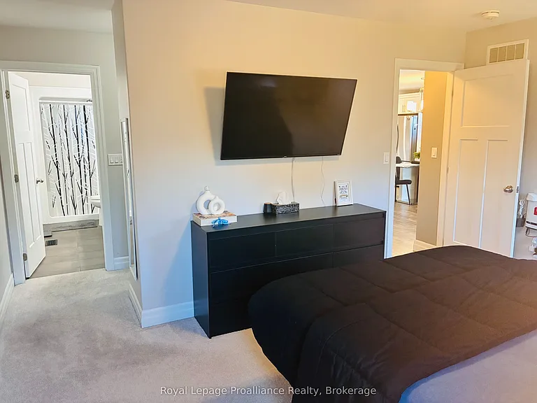 48 Mercedes Dr — Photo 17