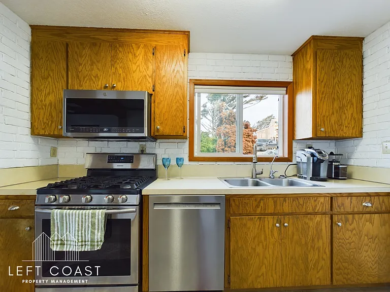 1033 NW Inlet Ave — Photo 17