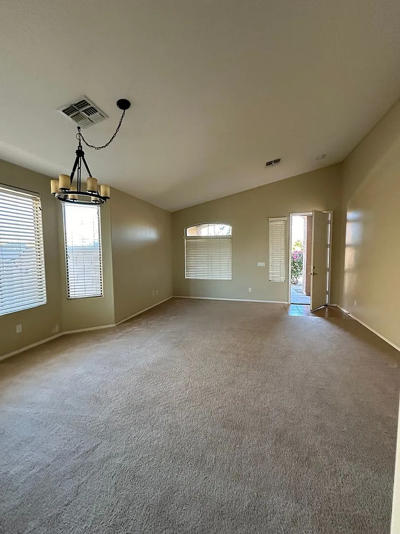 4 bedroom with 3 car garage in Surprise — Photo 2