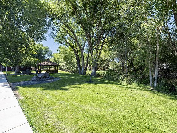 5th image of 1670 SE Mountain View Dr