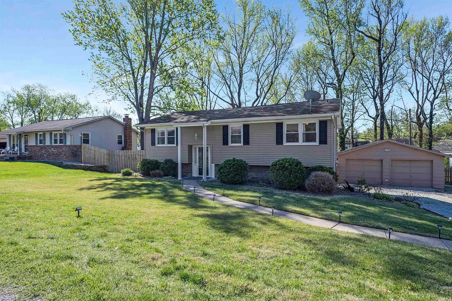 7433 Acorn Dr photo 1