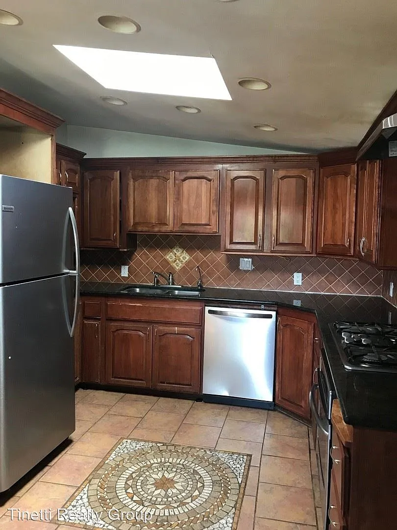 1660 Bette St photo 1