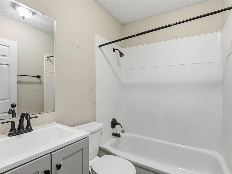 719 Dent St — Photo 11