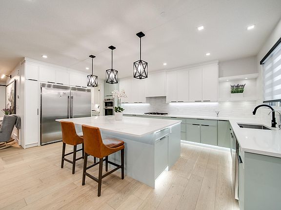 4th image of 4416 Suzanna Cres SW