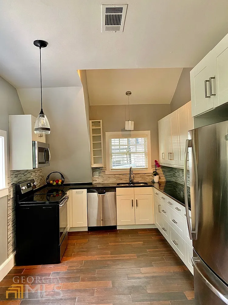 2 bed, 1000 sqft, $2,200 — Photo 2