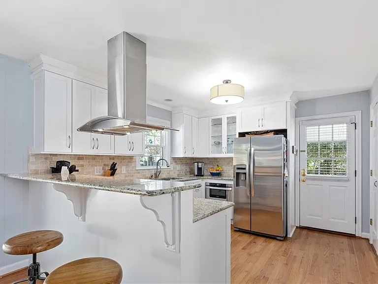 1505 Holly Ln NE — Photo 2