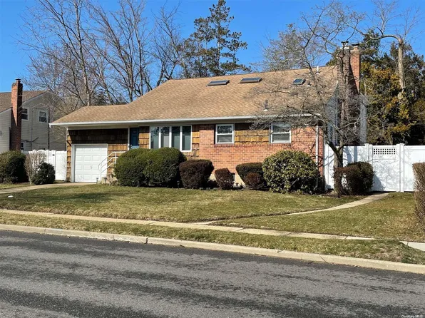 9 Brook Path, Plainview, NY 11803