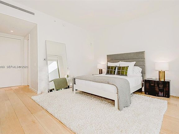 5th image of 300 E Collins Ave #2D