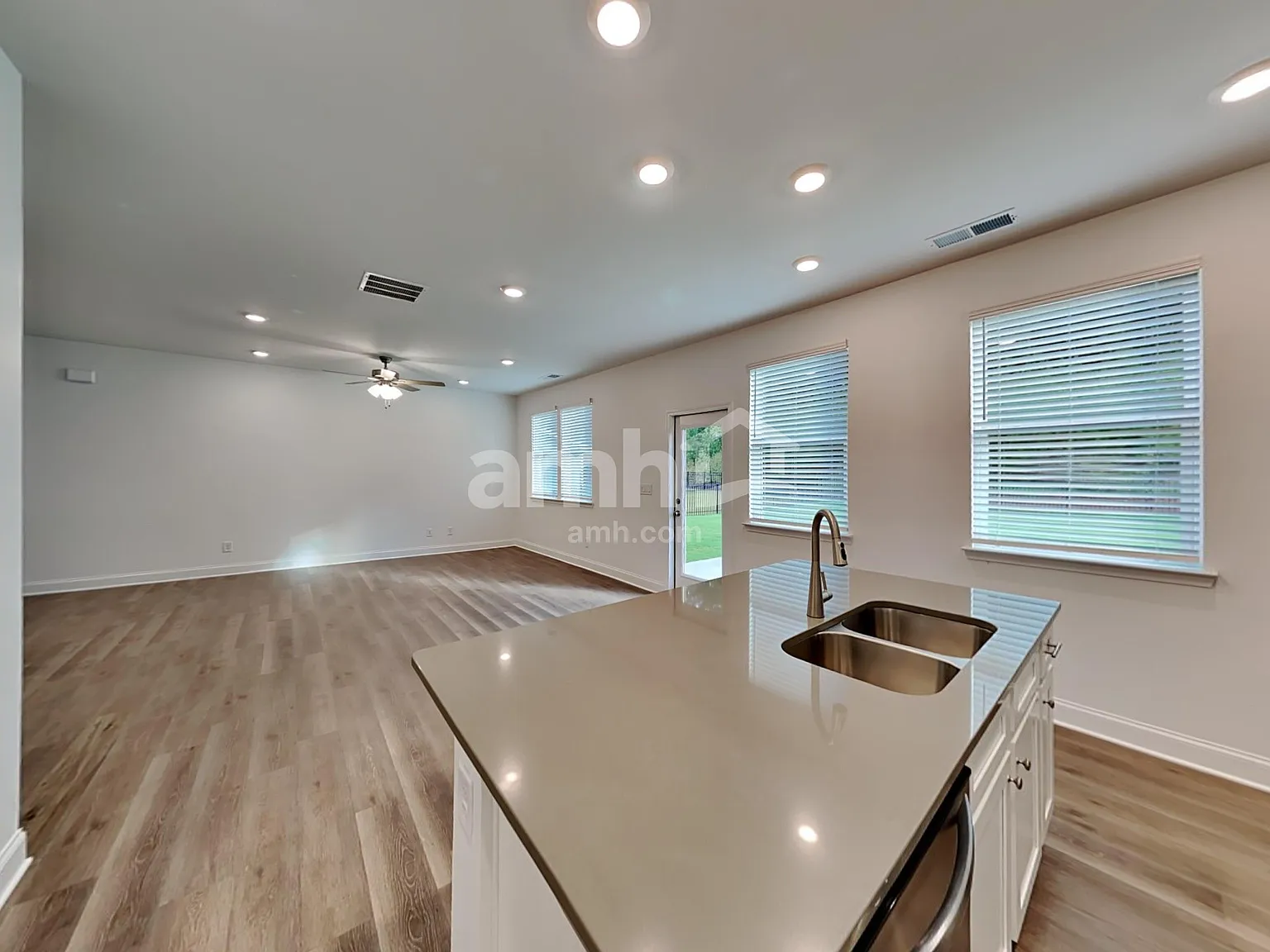 3 bed, 2.5 bath, 1685 sqft, $2,315 — Photo 4