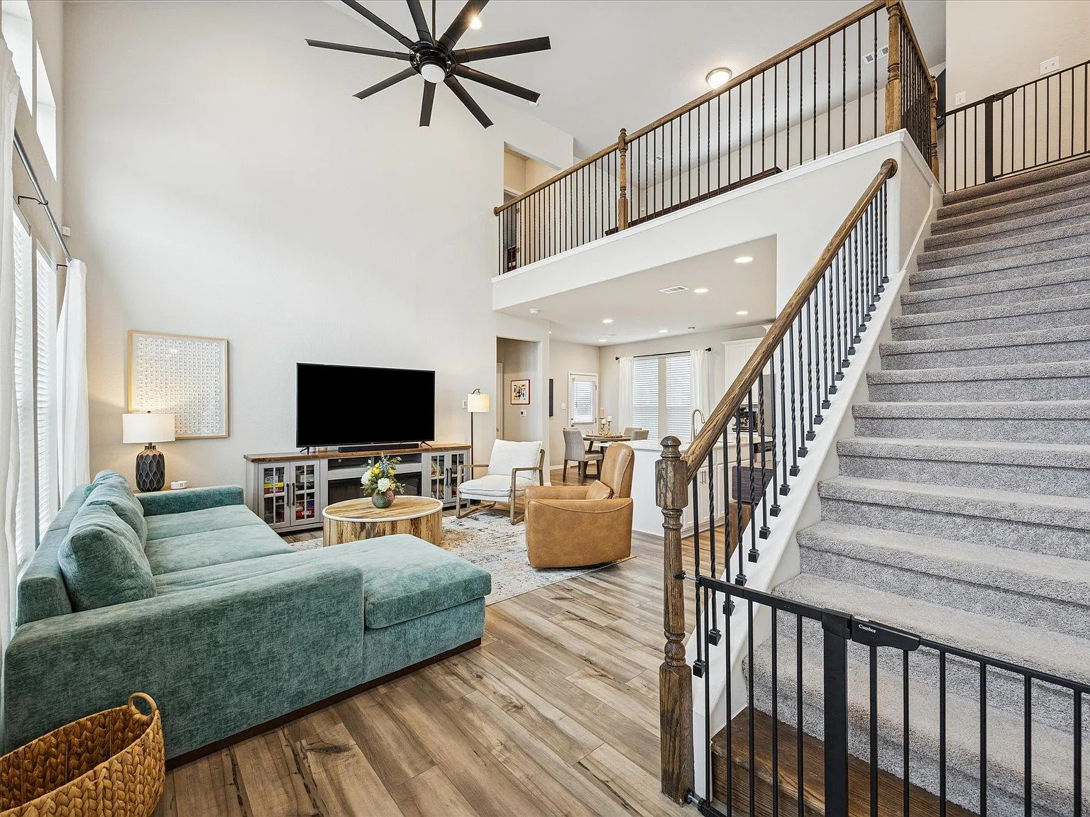 4 bed, 3.5 bath, 2512 sqft, $3,400 — Photo 2