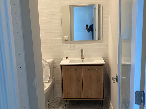 4th image of 544 E Girard Ave #1
