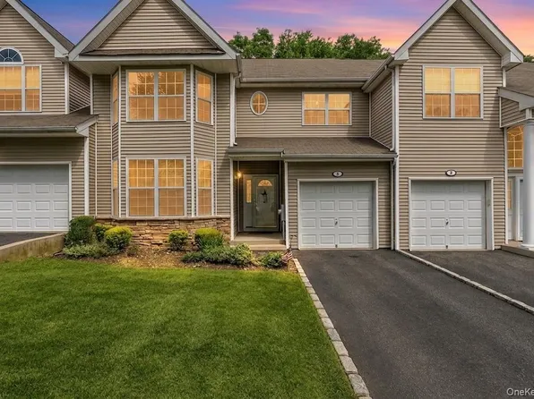 3 Arielle Court, Hauppauge, NY 11749