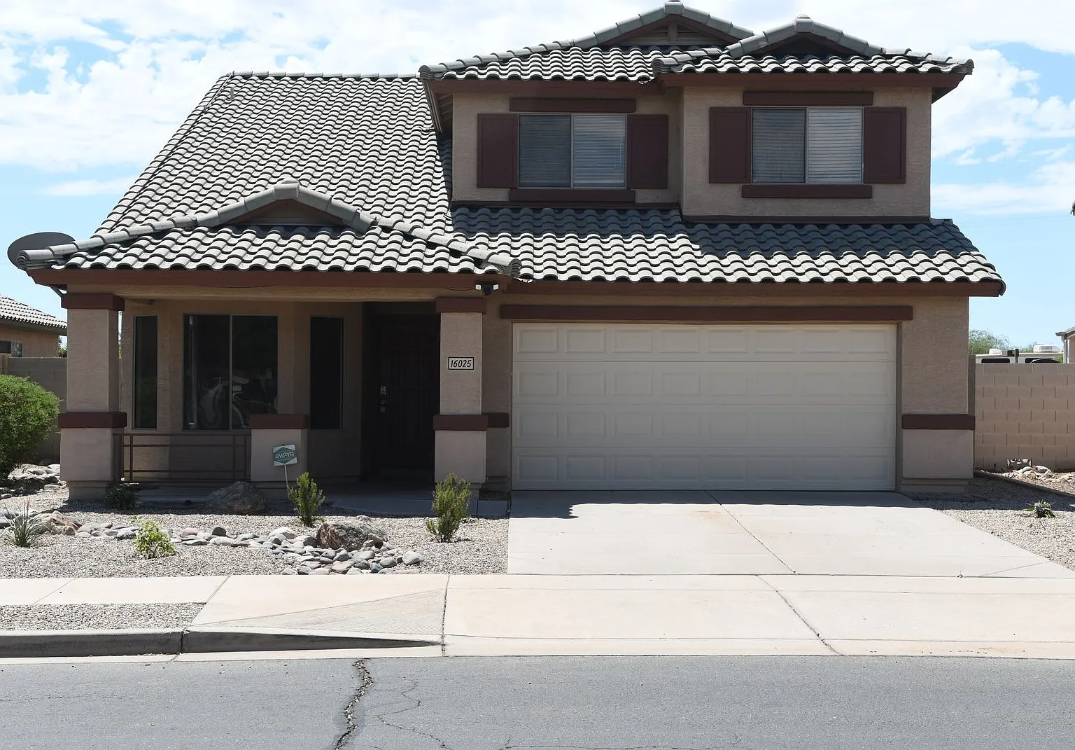 Ideal 4 Br 2.5 Ba 2 Cg Home with Solar Near Sarival Ave and I-10 in Goodyear — Photo 1