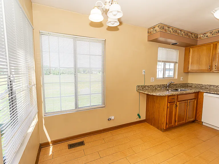 1174 Longford Rd — Photo 7