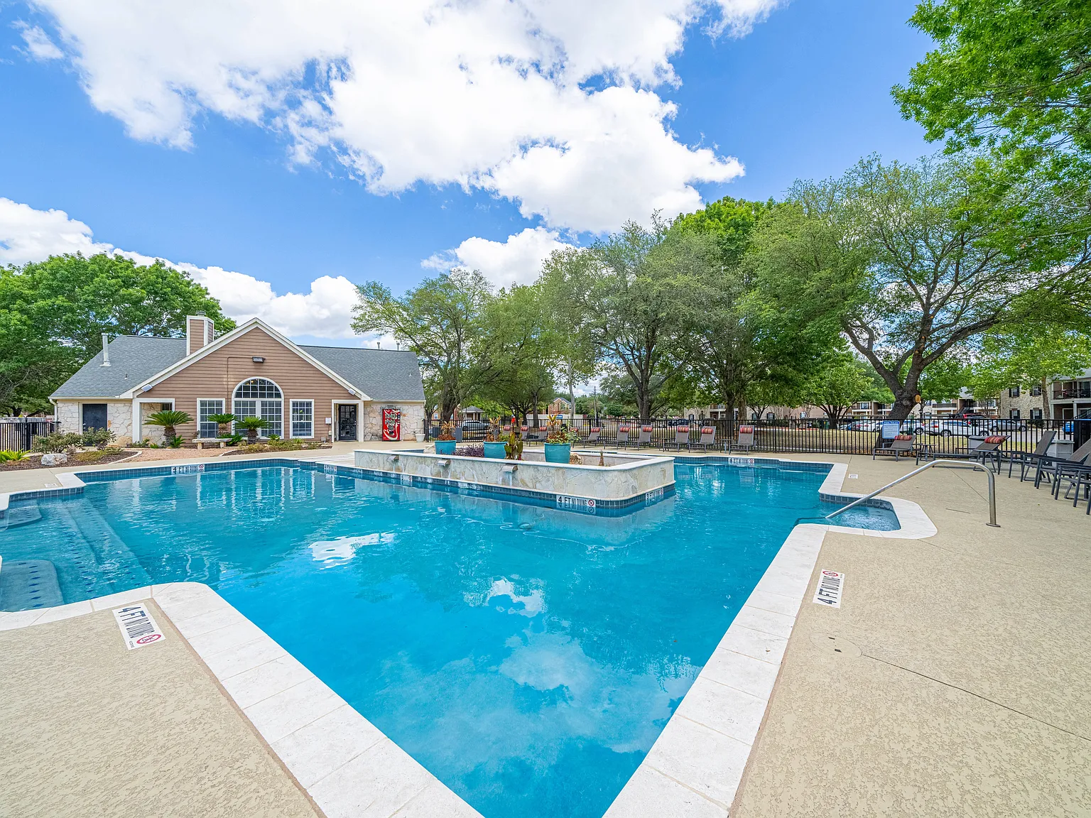 River Oaks Villas Apartments — Photo 1