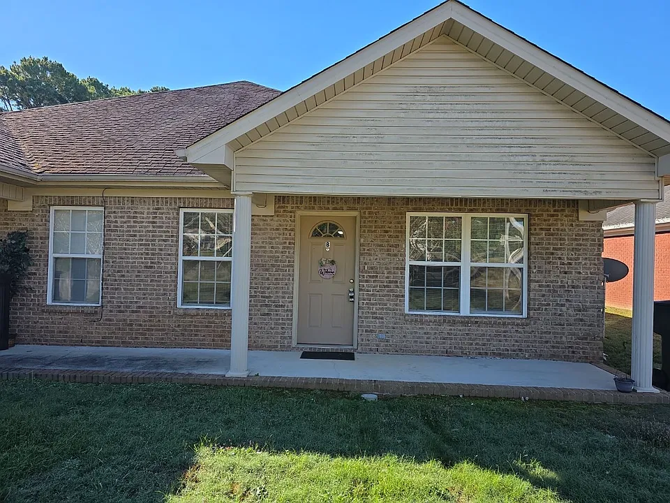 136 Riverside Dr #B