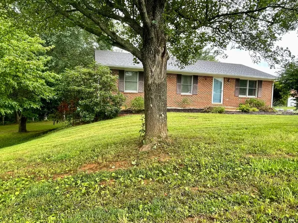 808 Woodhaven Dr, Bedford, VA 24523