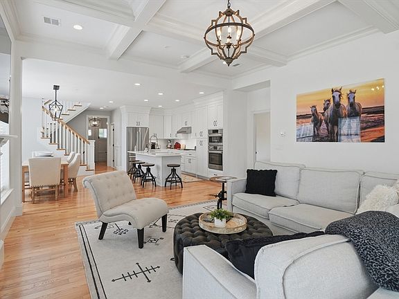 3rd image of 935 Main St APT 10