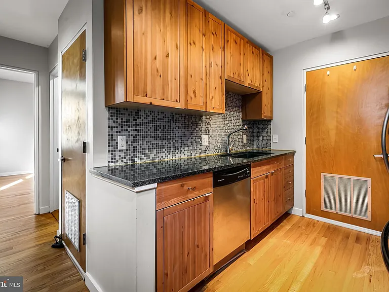 18 E Madison St #4 — Photo 18