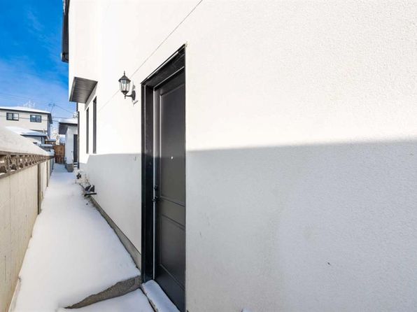 31 E Harvard St NW, Calgary, AB T2K 2B5