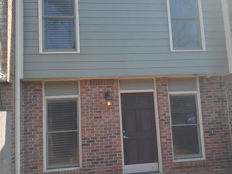 676 Hotchkiss Ln — Photo 2
