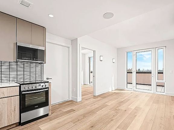 2nd image of 91 Bruckner Blvd #722