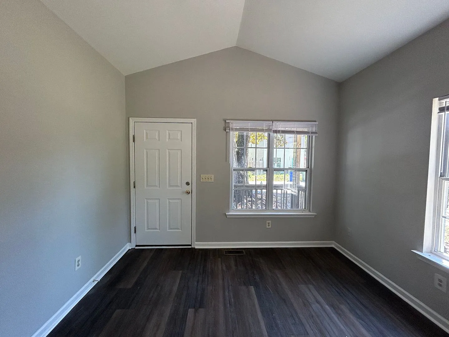 Cute 3 Bedroom, 2 Bath near Historic Downtown Wilmington - WHA Approved — Photo 4