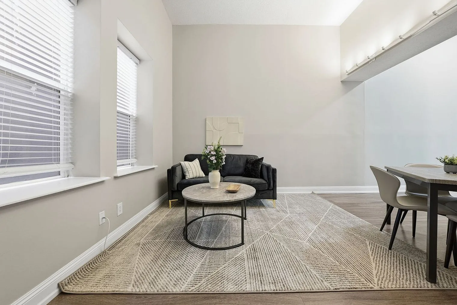1 bed, 1.0 bath, 6996 sqft, $4,455 — Photo 2