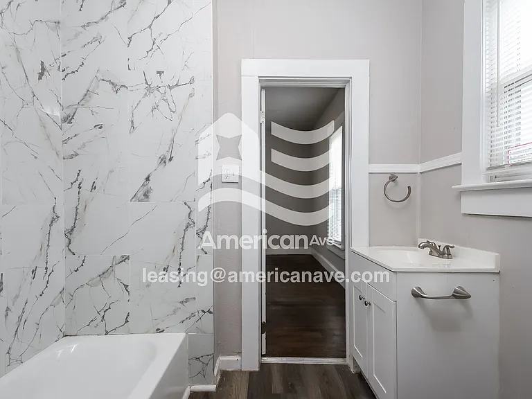 1697247_012_bathroom_13.jpg