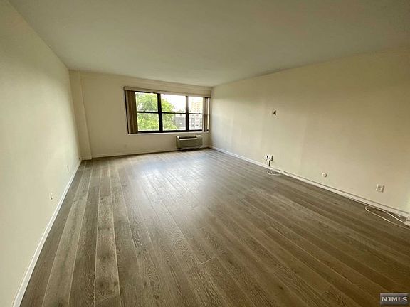 3rd image of 2352 Linwood Ave APT 5C