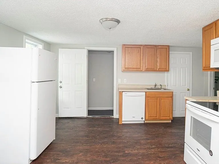 8R Pine St #1 — Photo 3