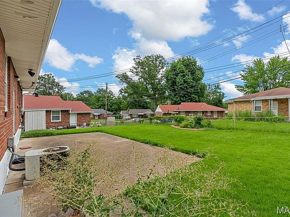 5th image of 9438 Edgewater Dr
