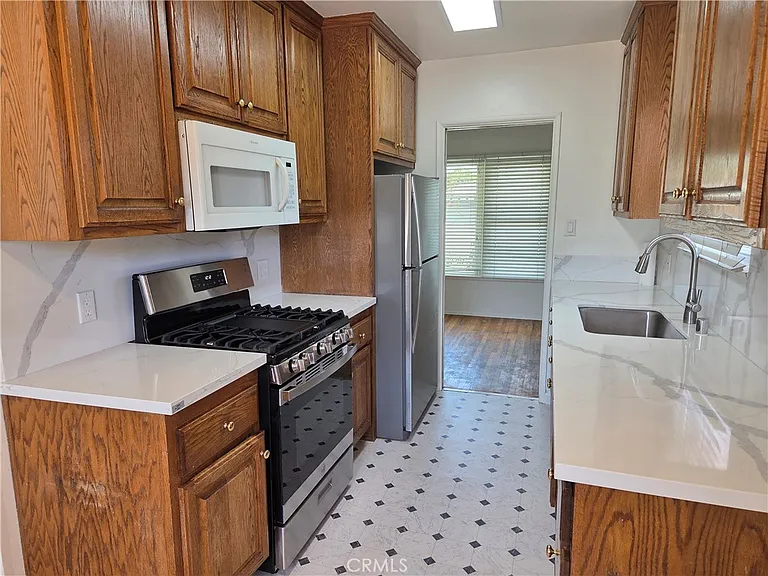 121 N Baymar Ave — Photo 4