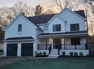 15 Longwood Rd, Reading, MA 01867