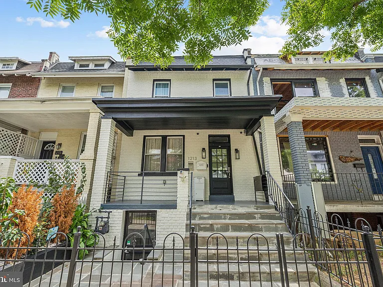 1213 Staples St NE #B — Photo 1