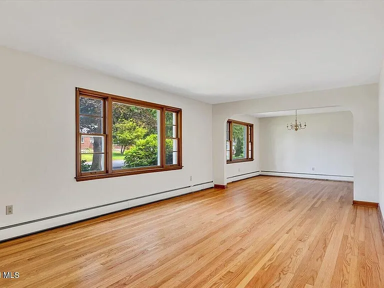 4 Albright Ave — Photo 2