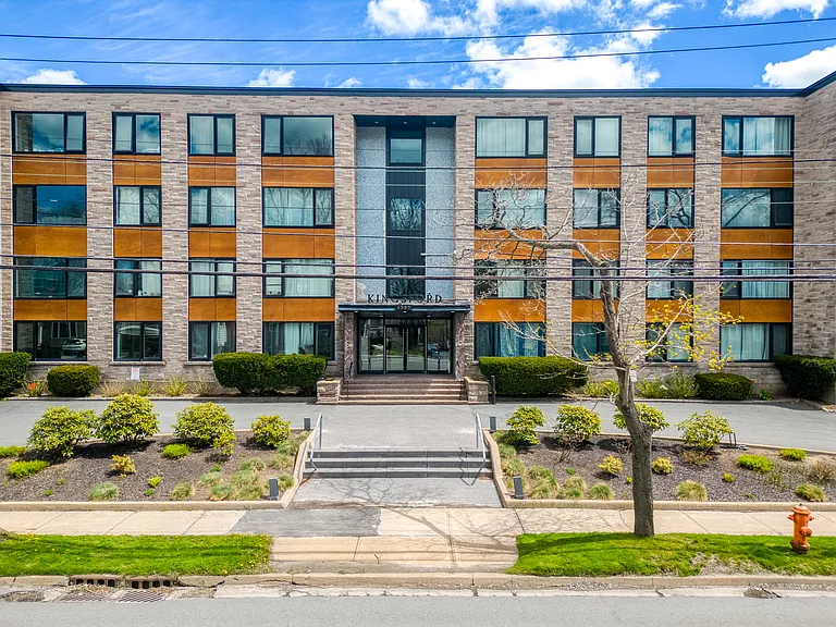1585 Oxford St — Photo 4