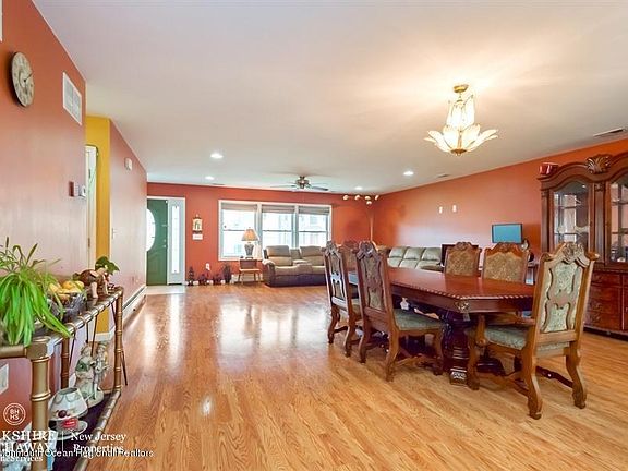 5th image of 1016 Lawrence Ave