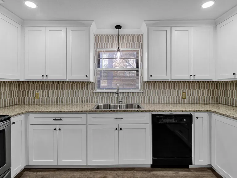 413 Dawn St — Photo 12