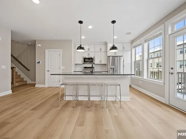 30 Arnold Dr, Wood Ridge, NJ 07075