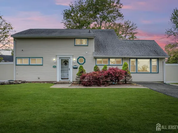 47 Southwood Dr, Old Bridge, NJ 08857