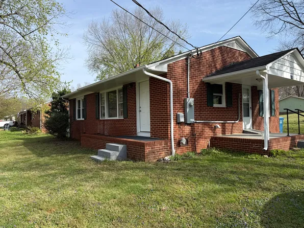 400 Poplar Cir, Yadkinville, NC 27055