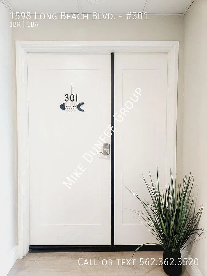 Unfurnished Contemporary One Bedroom, One Bathroom — Photo 1