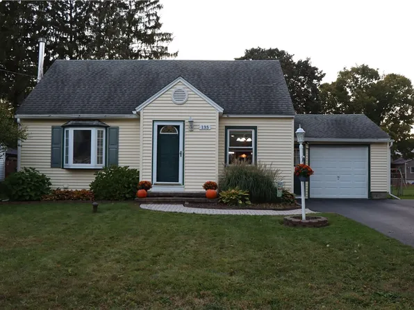 135 Rockland Dr, North Syracuse, NY 13212